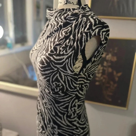 Stunning silhouette, high neck, front slit with built in slip - Picture 5 of 7